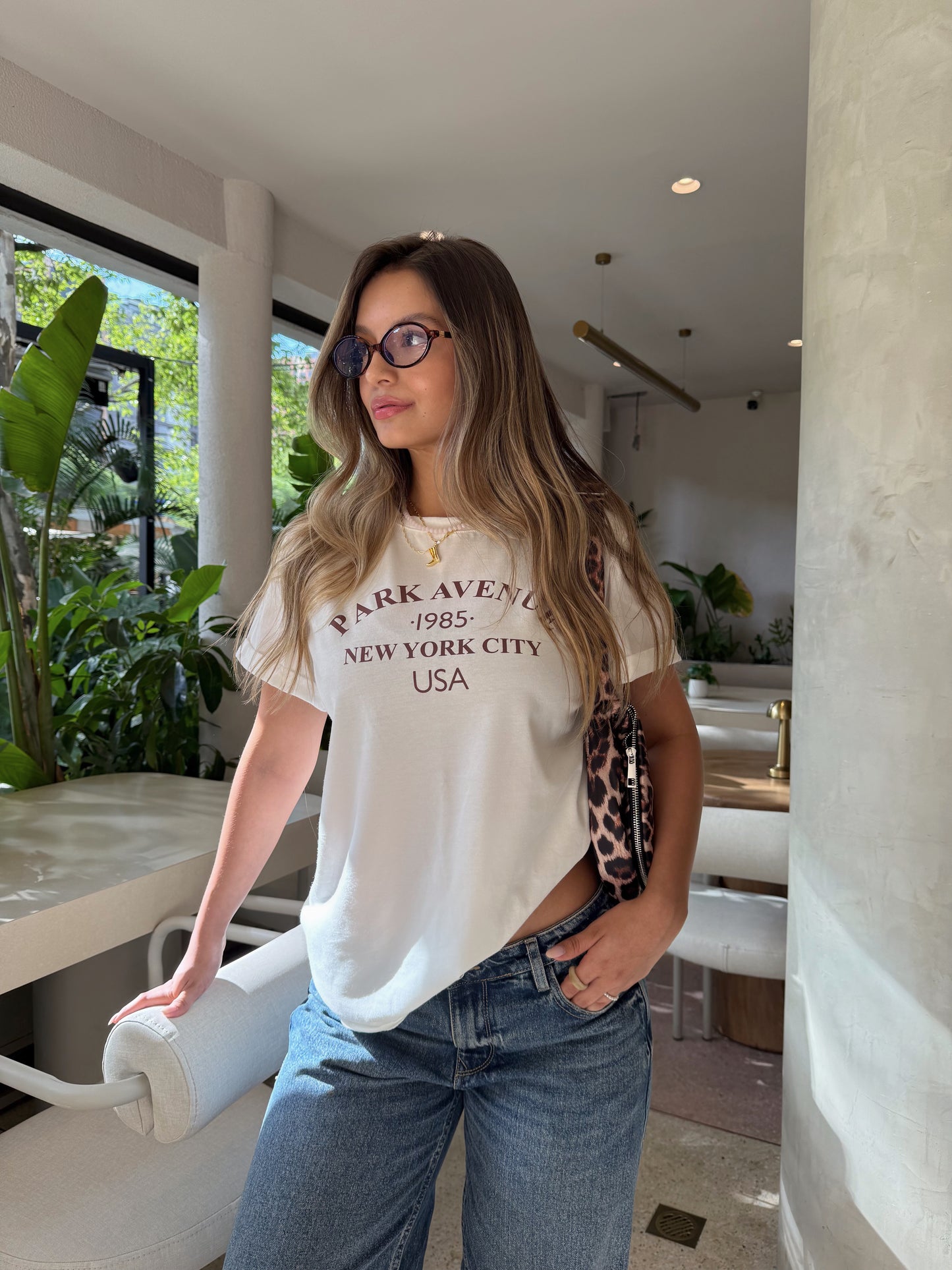 T-SHIRT GRÁFICA AVENUE - MARFIL