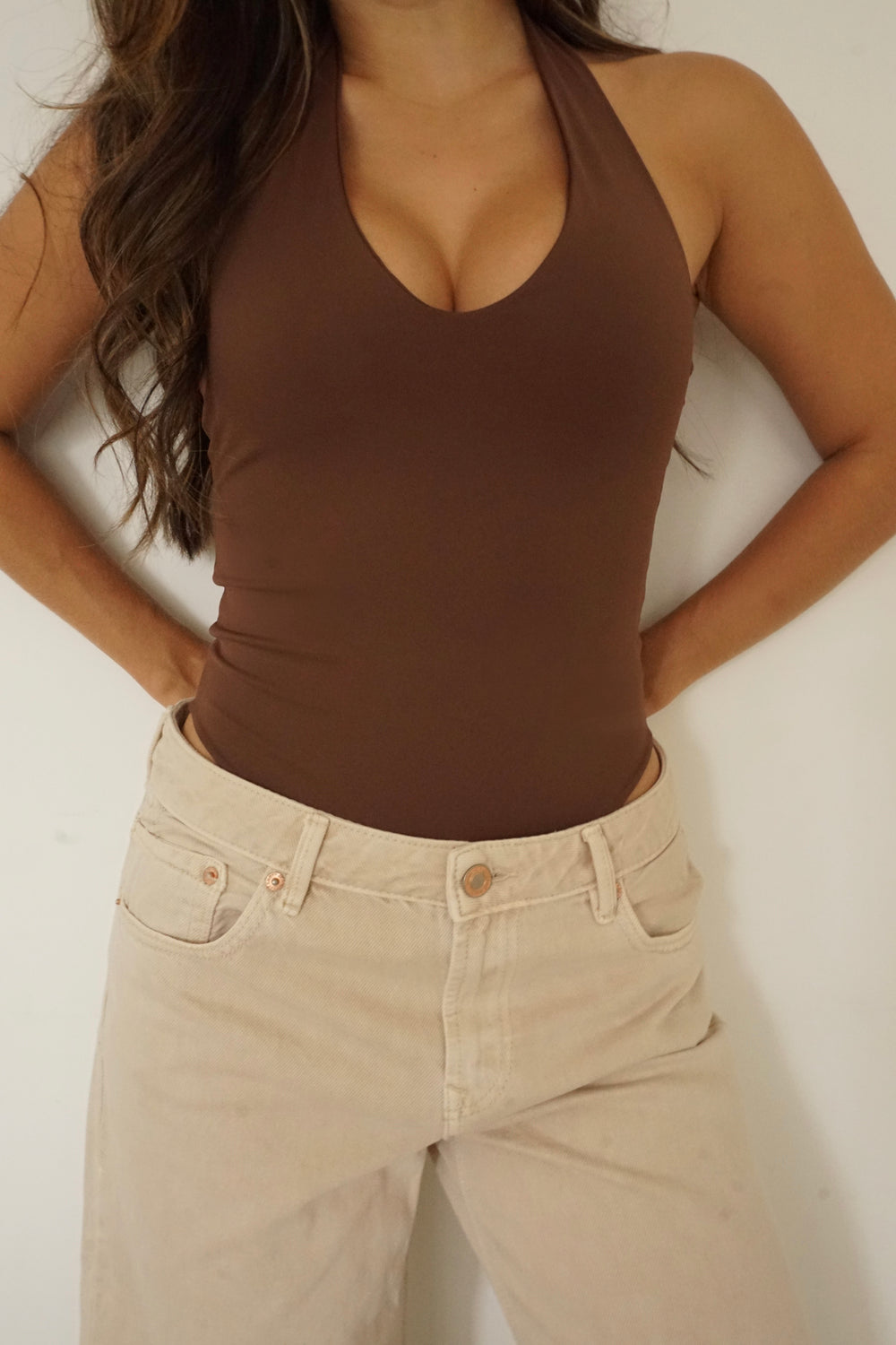 BODY ESCOTE HALTER - CAFÉ