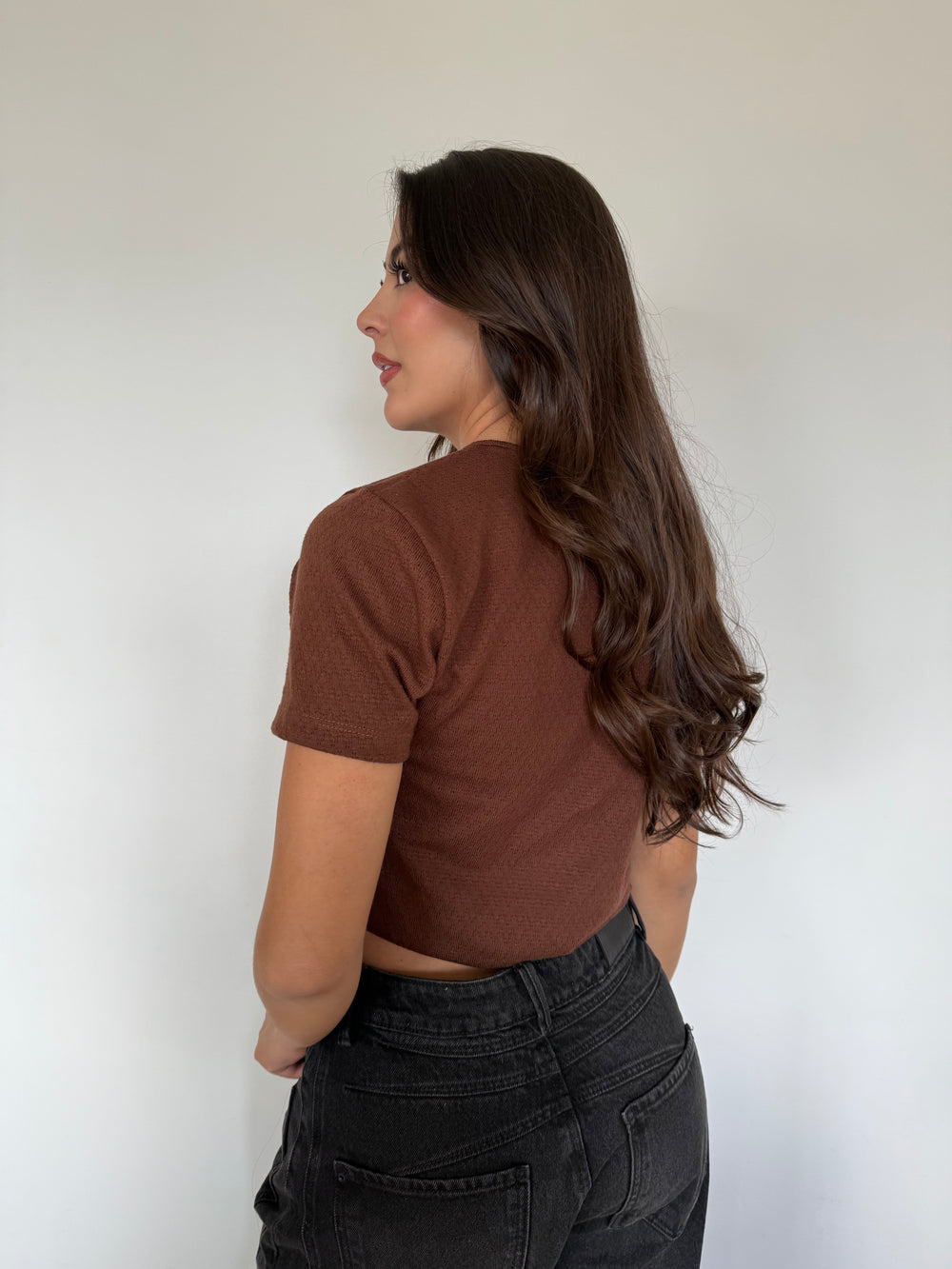 BLUSA BÁSICA TEXTURA -             CAFÉ