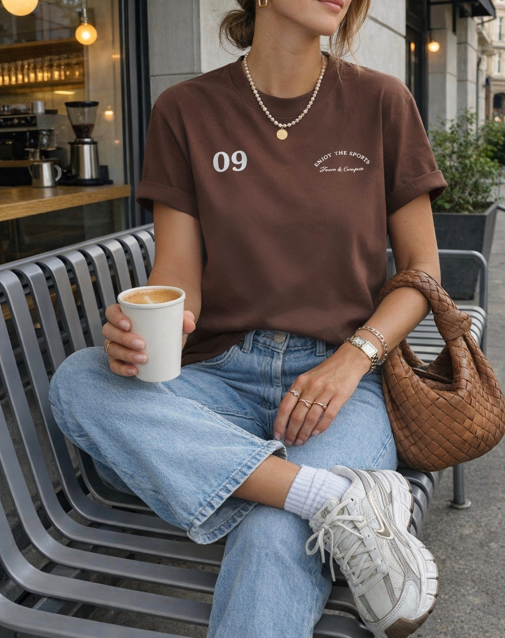 T-SHIRT GRÁFICA ENJOY - CAFÉ