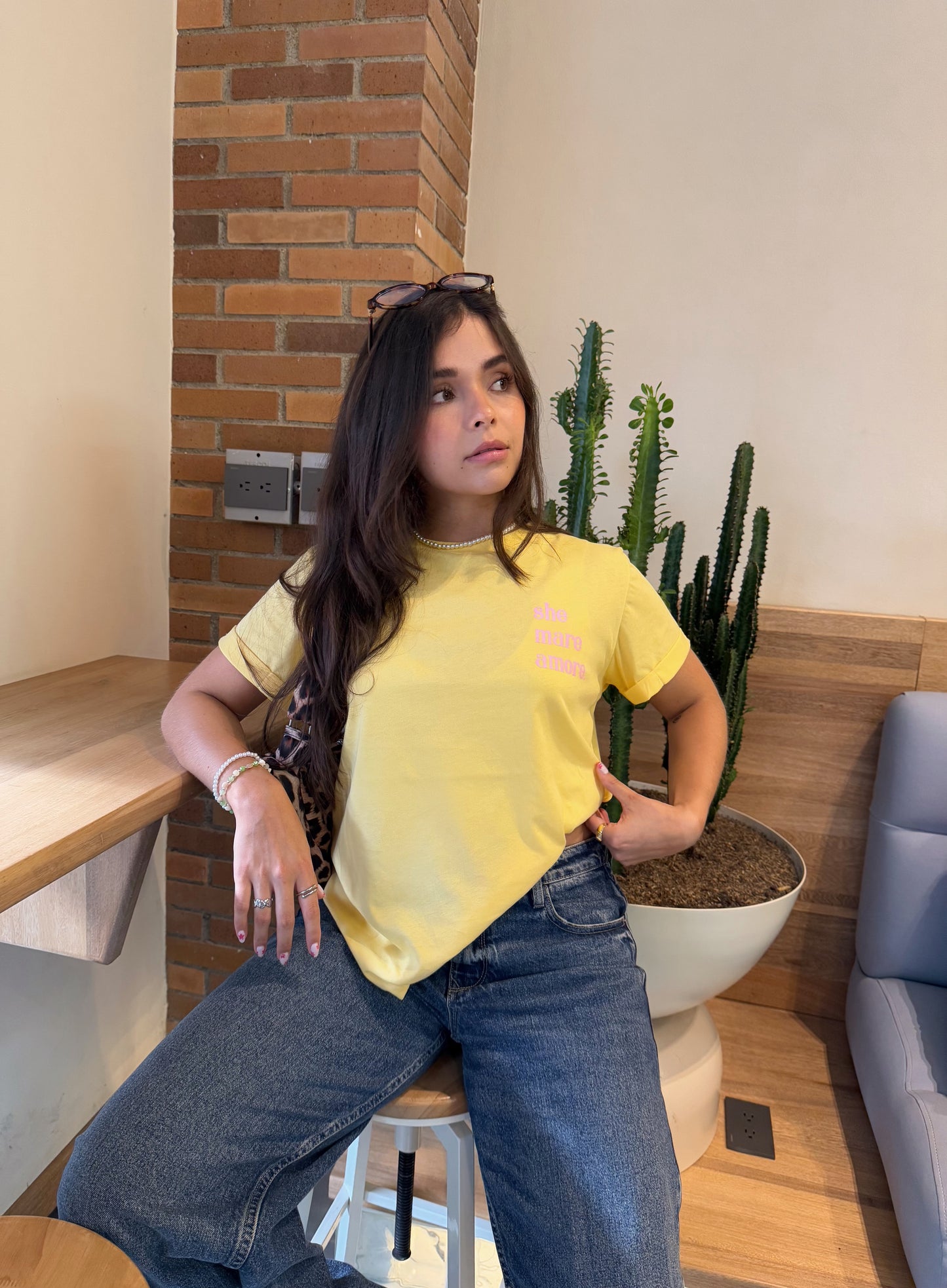 T-SHIRT GRÁFICA AMORE -             AMARILLO