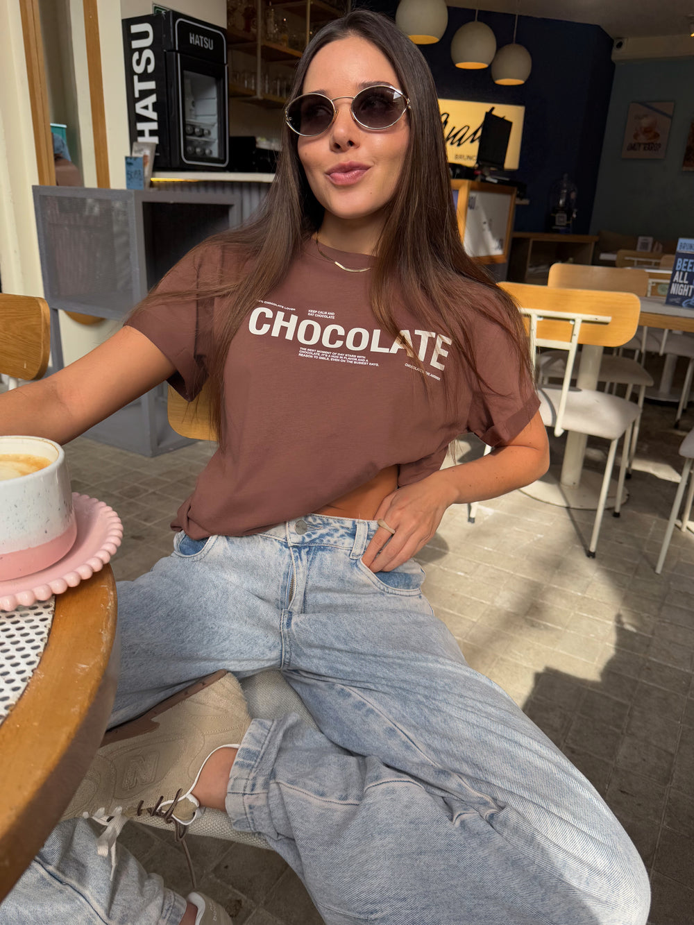 T-SHIRT GRÁFICA CHOCOLATE - CAFÉ
