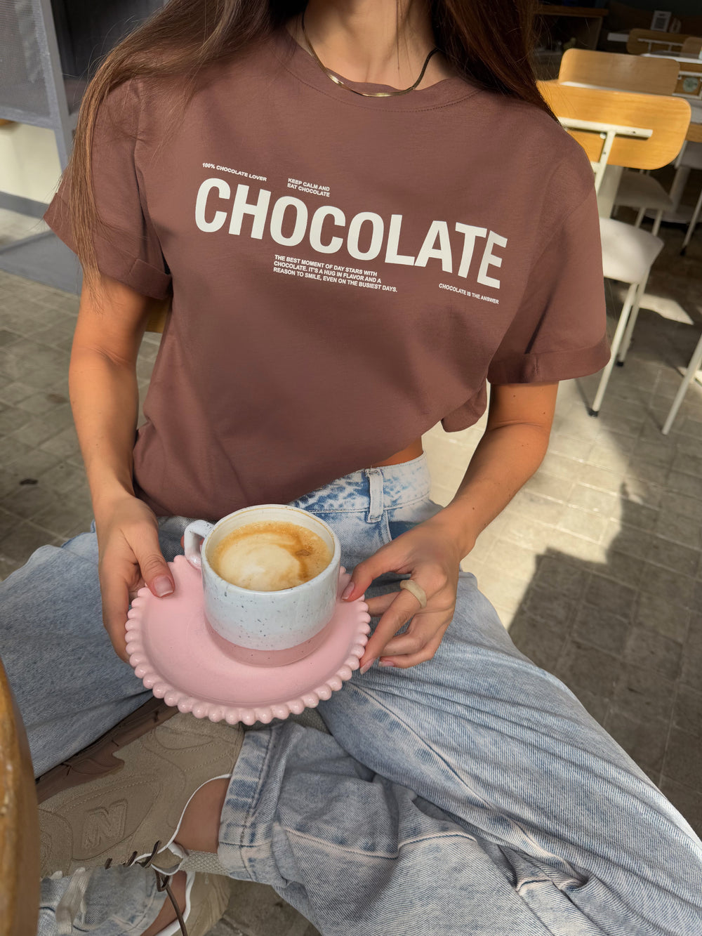 T-SHIRT GRÁFICA CHOCOLATE - CAFÉ