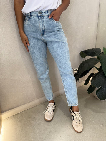 JEAN MOM FIT TIRO ALTO - AZUL