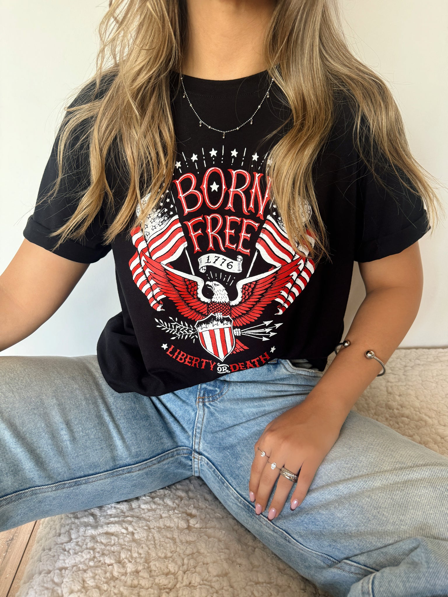 T-SHIRT GRÁFICA BORN FREE - NEGRO