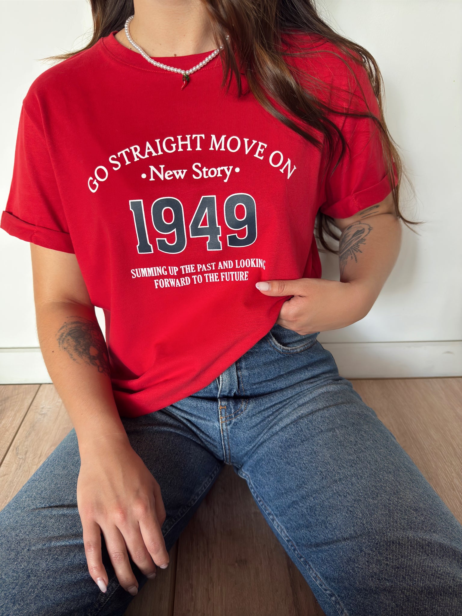 T-SHIRT GRÁFICA 1949 - ROJO VINO