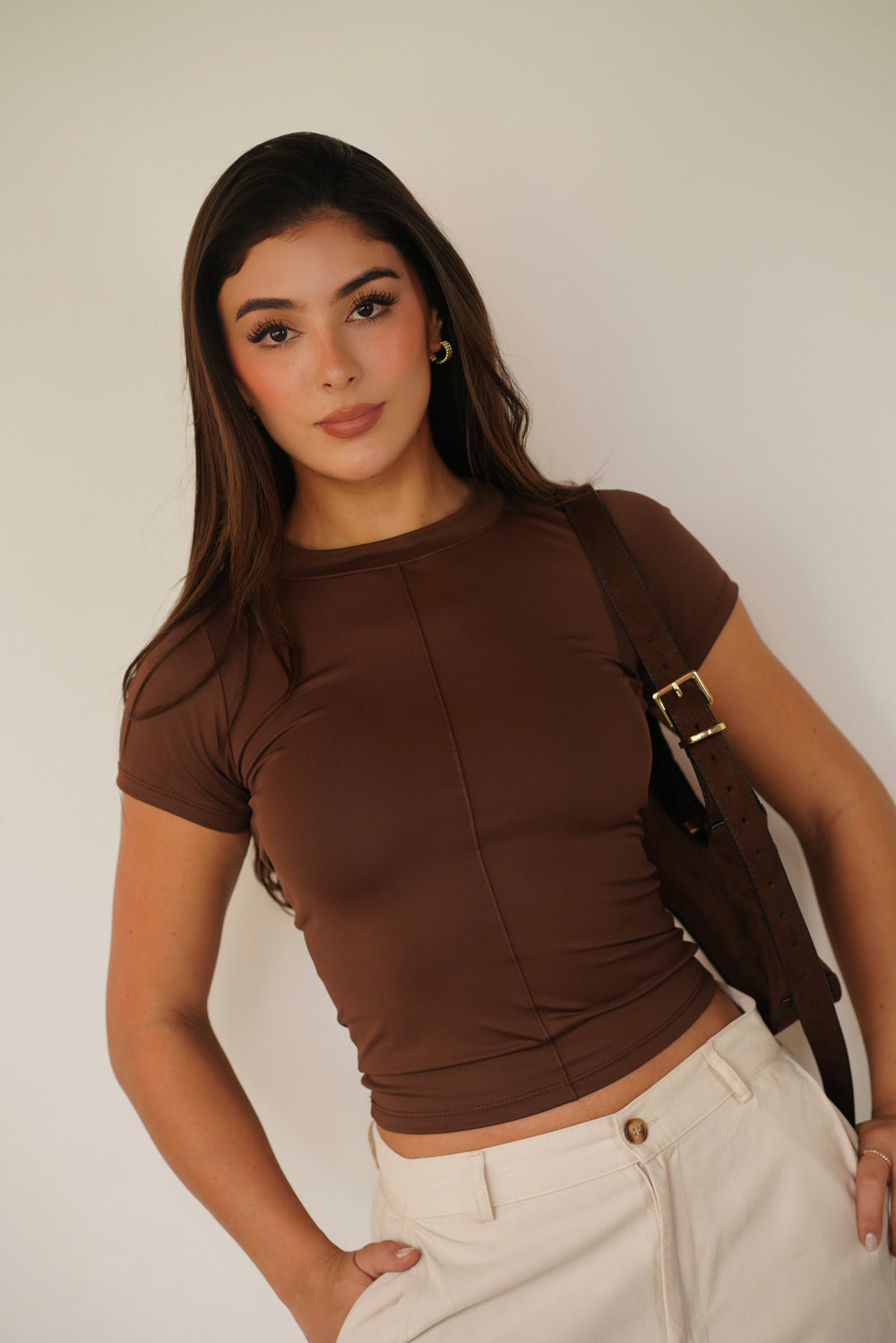 BLUSA BÁSICA CORTE CENTRO- CAFÉ