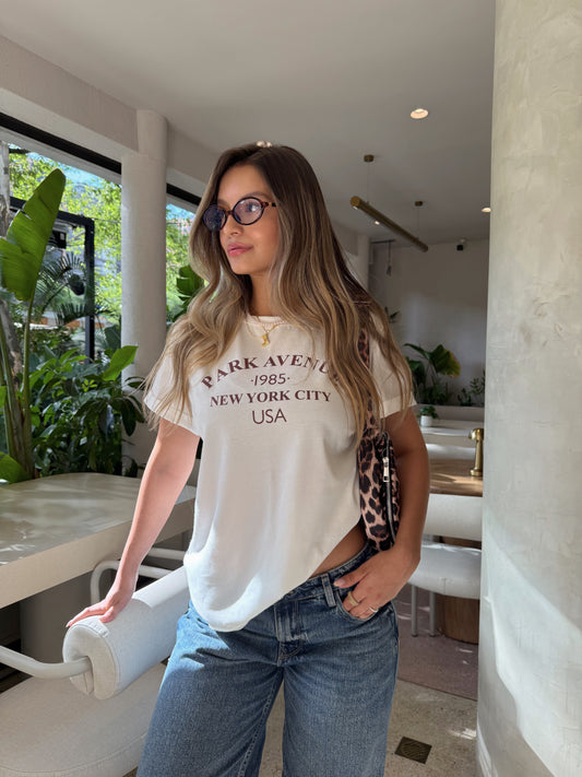 T-SHIRT GRÁFICA AVENUE -      MARFIL