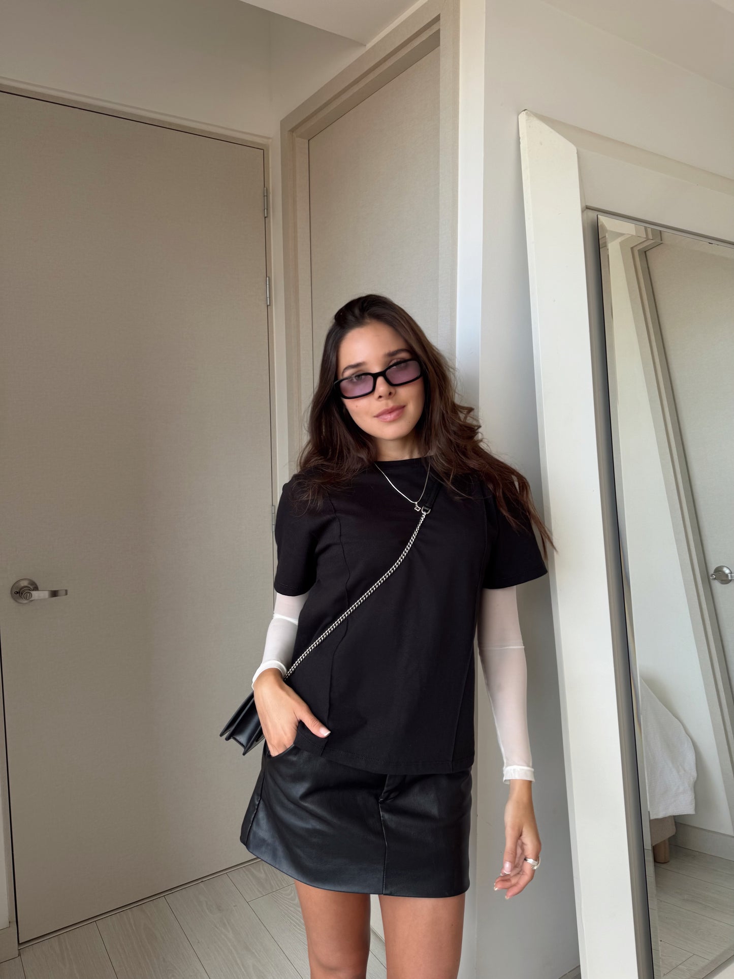 T-SHIRT BÁSICA CORTE VENA - NEGRO